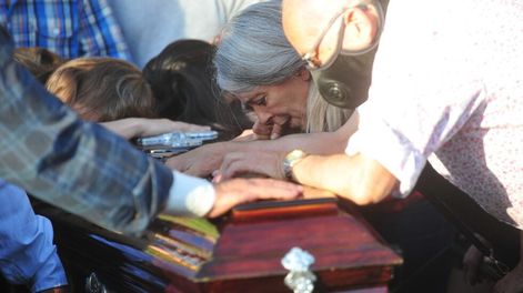 La mamá de Úrsula y demás familiares despiden los restos antes de ser sepultada.