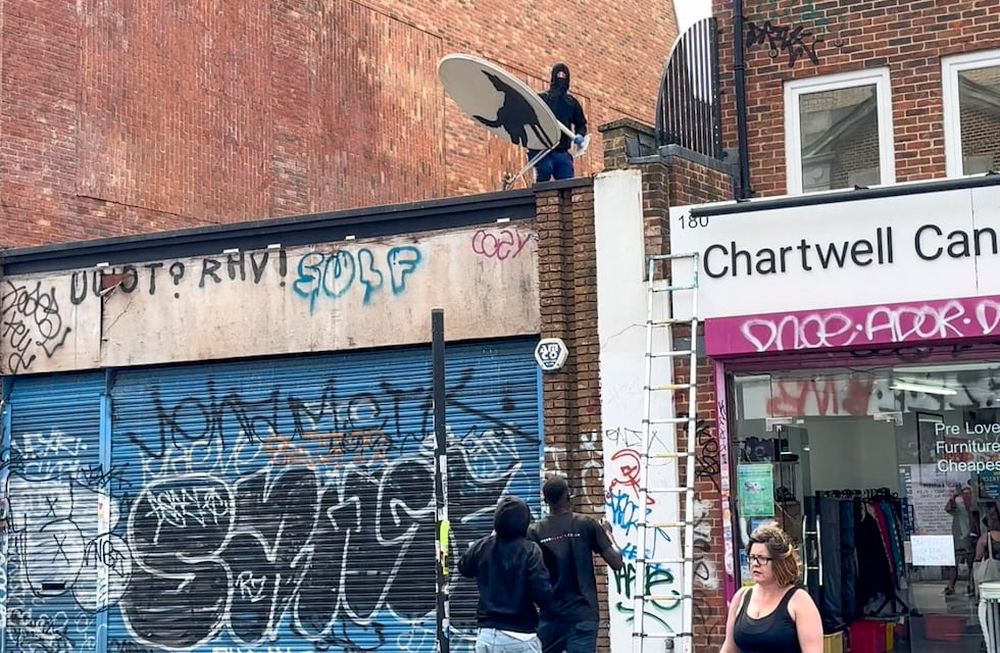 La obra de Banksy fue robada y duro menos de una hora de su aparición.
