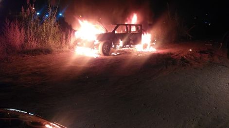 Los Andes | La Nissan robada a la víctima fue encontrada incinerada en el barrio 26 de Enero, de Las Heras. Así borraron sus rastros. Foto: Prensa Ministerio de Seguridad
