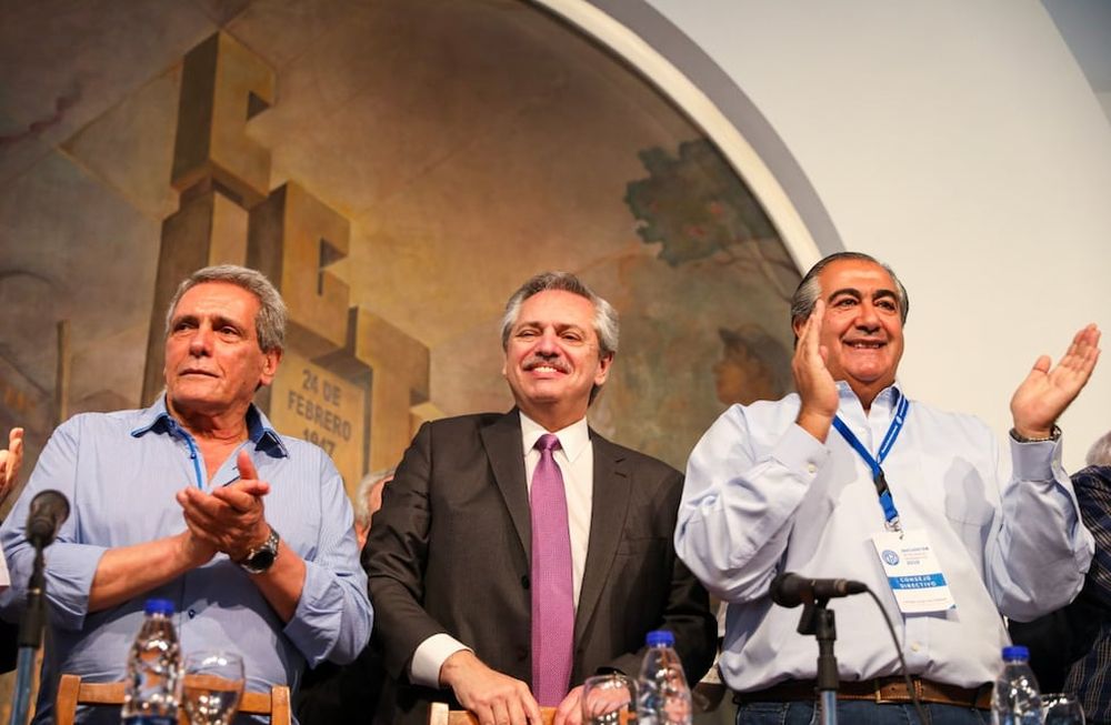 Con los cambios en el sistema de libre elección, Alberto Fernández cumplió su promesa con la CGT. En la foto, junto a Carlos Acuña y Héctor Daer. (Archivo)