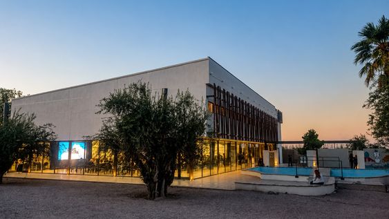 Un proyecto de arquitectura en Cruz de Piedra combina el rescate patrimonial de una casona del siglo XIX con la incorporación de auditorios contemporáneos de estructura metálica.