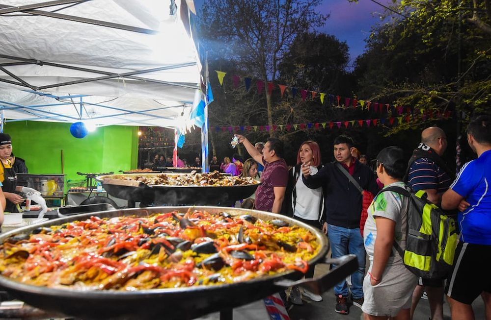 Los festejos chilenos se trasladaron al parque San Martín, en el Rosedal se instaló un patio de comidas típicas. Foto: Mariana Villa / Los Andes