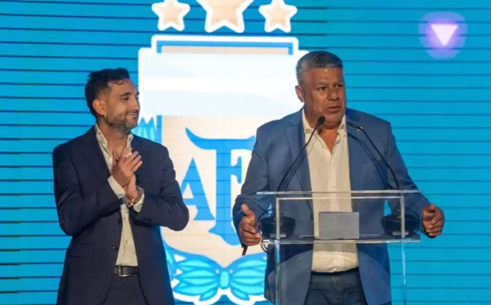 El financista Ariel Vallejo está bajo la lupa por presunto lavado de dinero. En la foto, junto a