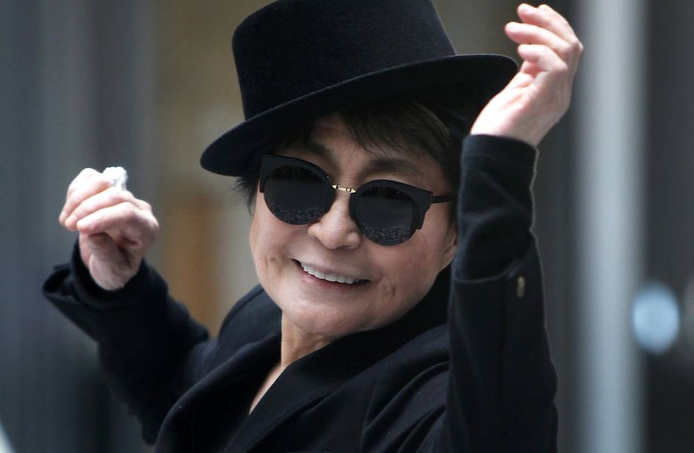 En esta foto de archivo tomada el 14 de febrero de 2013, Yoko Ono posa durante la inauguración de su exhibición Half-a-wind show en el Schirn Kunsthalle en Frankfurt am Main, en el centro de Alemania.