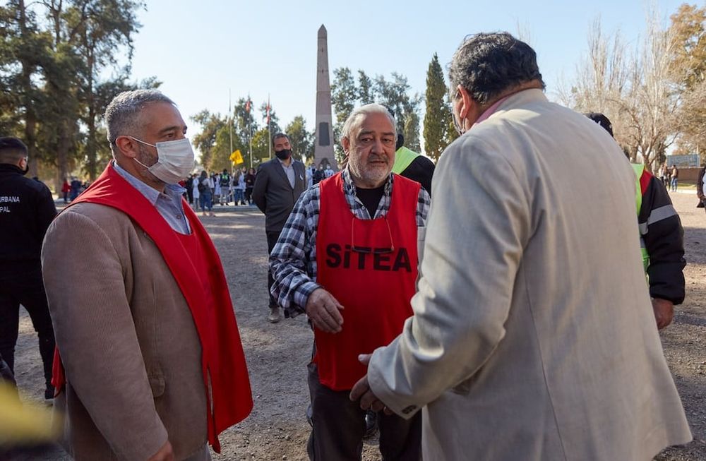 Julio Bellido Ansaldi, Secretario Adjunto de Sitea junto Víctor Dagfal hablan con Fabián Oso Tello, Secretario de Intendencia del municipio.