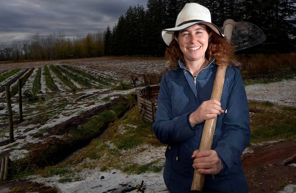 Seltzer es docente y, cuando decidió ir a vivir a Tunuyán, comenzó a ocuparse personalmente del desarrollo de su finca orgánica. / Foto: Orlando Pelichotti / Los Andes