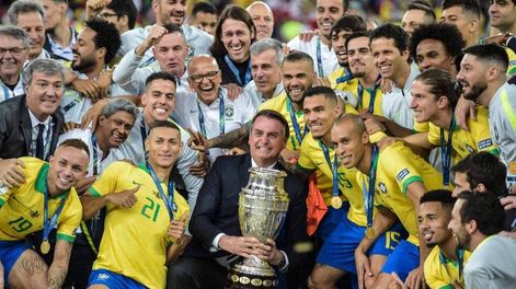 En 2019, Jair Bolsonaro levantó la Copa América junto al plantel de Brasil. / Gentileza.