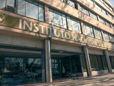 El Instituto Nacional de Vitivinicultura dejará de controlar la cosecha y elaboración, y ciertas certificaciones dejan de ser obligatorias El Instituto Nacional de Vitivinicultura dejará de controlar la cosecha y elaboración, y ciertas certificaciones dejan de ser obligatorias