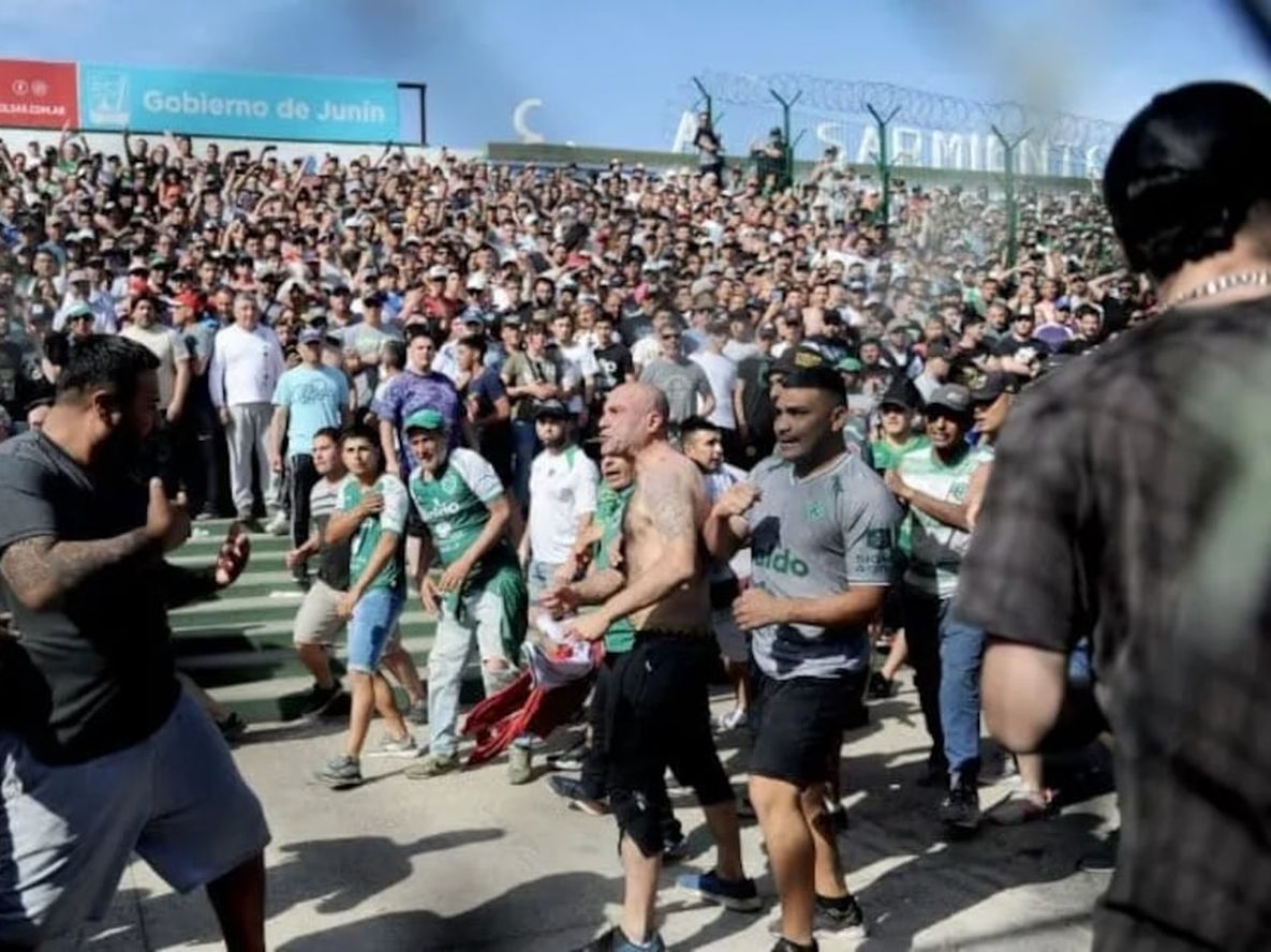 Otra vez, la violencia se ganó la escena en el fútbol. Serios incidentes entre hincha de Boca (neutrales) y Sarmiento. / Gentileza.