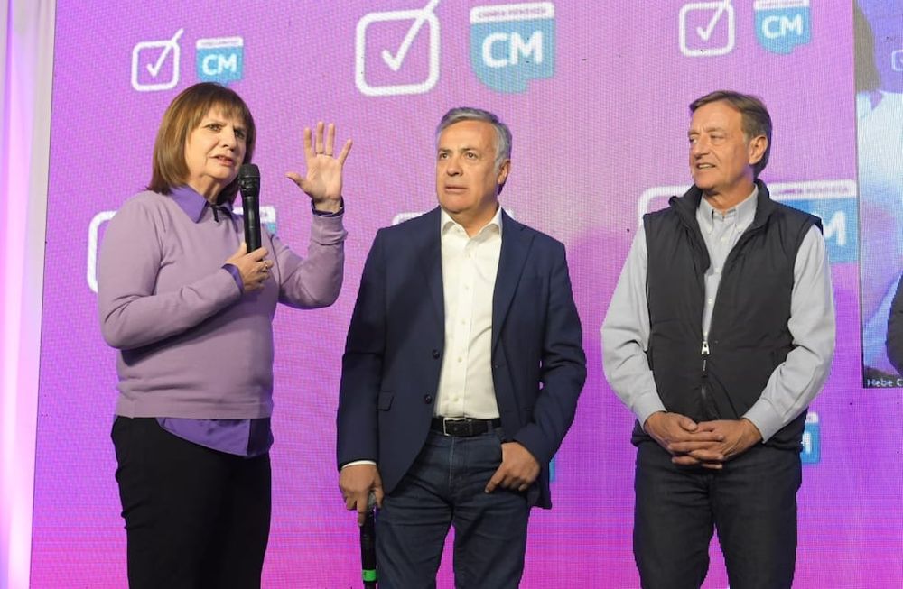 Patricia Bullrich se sumó a la celebración de Alfredo Cornejo por el triunfo de Cambia Mendoza en las elecciones PASO 2023 en Mendoza. Foto: Ignacio Blanco / Los Andes