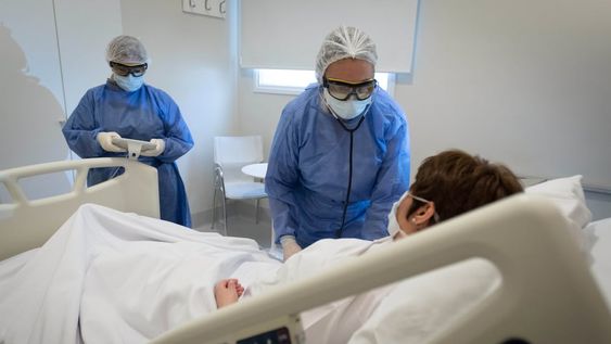 Si la capacidad de respuesta de las clínicas y hospitales privados se reduce, los afiliados a la seguridad social requerirán atención en los hospitales y centros de salud estatales quienes también colapsarán / Ignacio Blanco