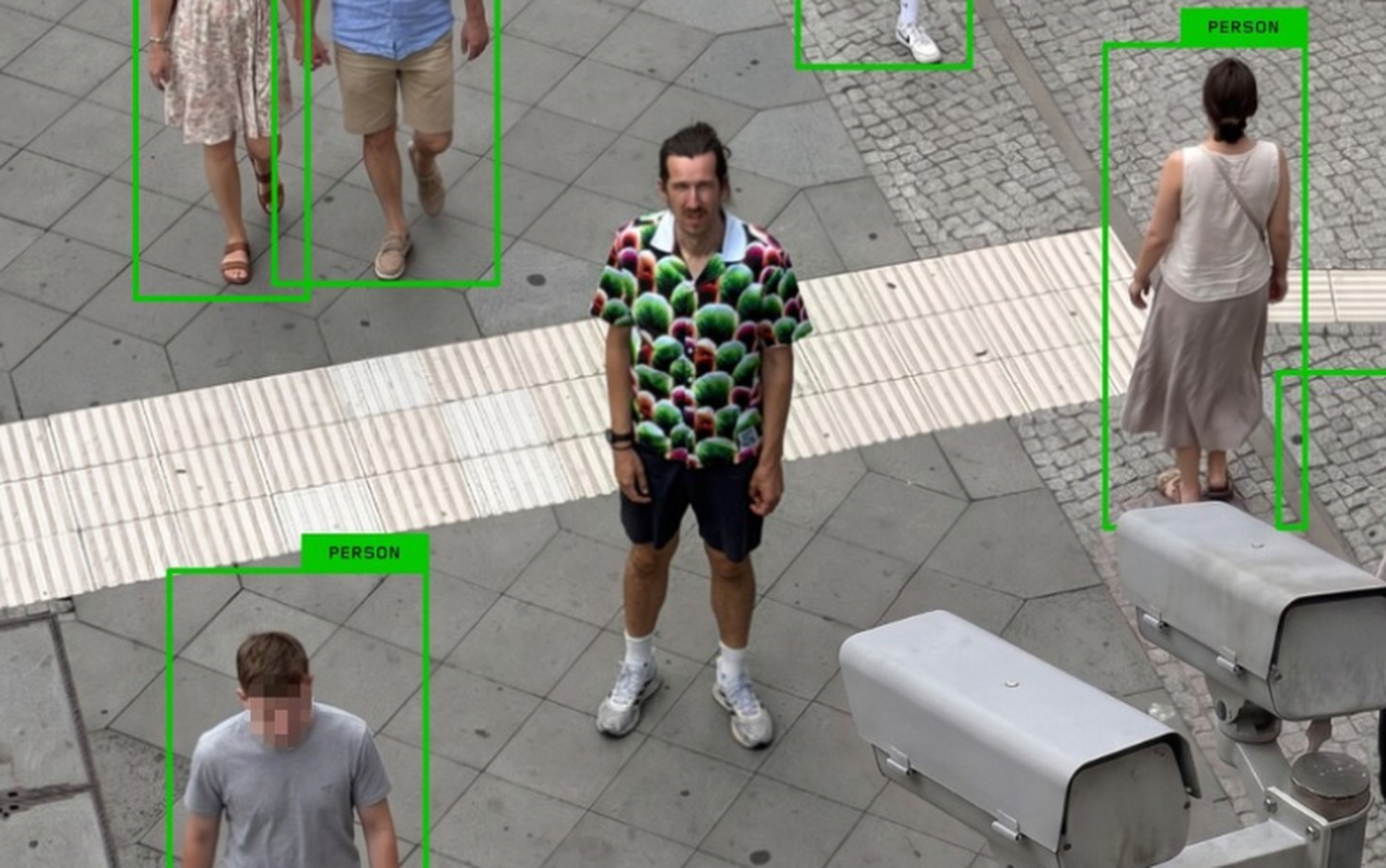 Diseñó una camiseta anti IA que engaña a las cámaras de seguridad y se volvió viral