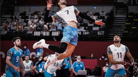 Facundo Conte y todo Argentina hizo un partidazo ante Italia pero no pudo avanzar a las semifinales de los Juegos Olímpicos. (@Voley_FeVA)