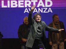 El presidente Javier Milei sostuvo esta noche que “cuando vienen las operaciones y uno sigue adelante, entonces proceden a la intimidación física”, y cuestionó al kirchnerismo por haberse “metido” con su hermana, en referencia a la secretaria general de Presidencia, Karina Milei.