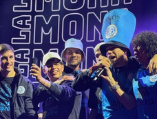 Lucas Zelarayán tomó el micrófono y cantó junto a la Mona Jiménez. Lucas Zelarayán tomó el micrófono y cantó junto a la Mona Jiménez.