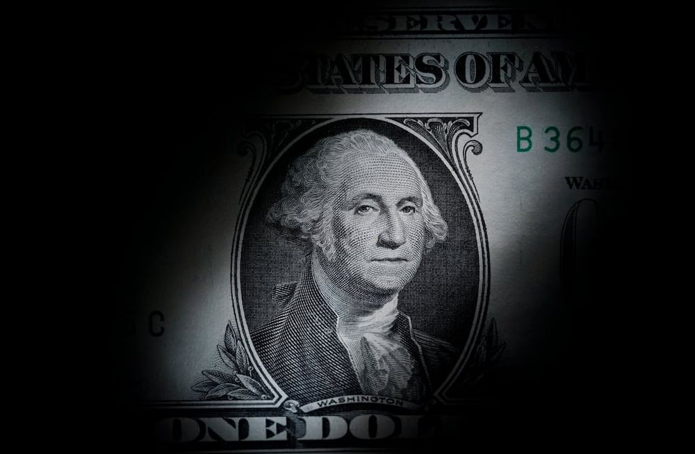La dinámica del dólar blue refleja la sensibilidad del mercado frente a las políticas económicas gubernamentales y a las expectativas de los inversores.  (Foto AP/Matt Slocum)