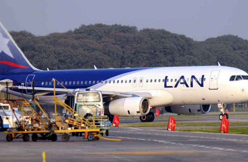 Se puede llegando a territorio chileno a través de sus cuatro aeropuertos internacionales.