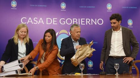 El gobernador Alfredo Cornejo, la vice Hebe Casado y otros funcionarios en la apertura de sobres para la realización del Tren de Cercanías. Foto: Gobierno de Mendoza.