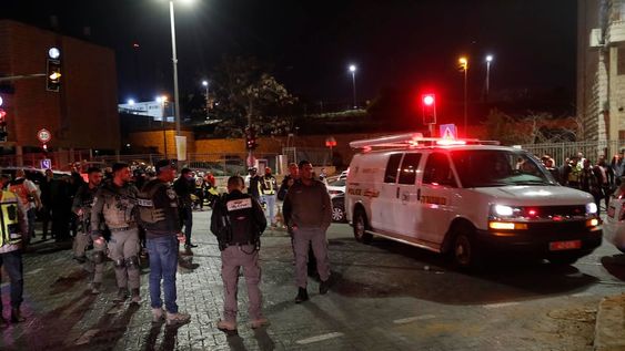 Los servicios de emergencia trabajan en la escena de un tiroteo en una sinagoga en el área de Neve Yaakov en Jerusalén, Israel, el 27 de enero de 2023. Según el Ministerio de Relaciones Exteriores de Israel, al menos ocho personas murieron y diez más resultaron heridas en un ataque con disparos en una sinagoga en Jerusalén. Foto: EFE/EPA/ATEF SAFADI