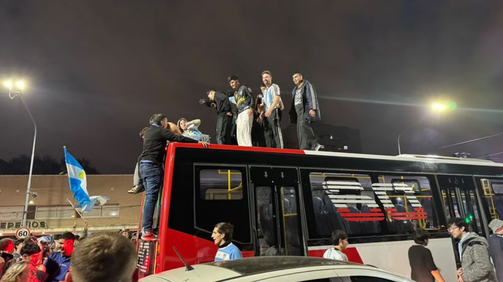 Festejos en la zona de la Quinta de Olivos tras la clasificación de la Selección Argentina.