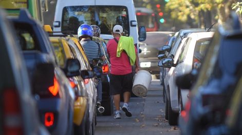 Cuidacoches: desamparan a casi 300 familias - Por Natalio De Oro