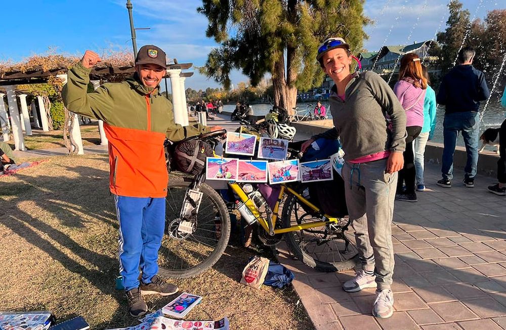 Ambos ofrecen stickers y fotografías de su aventura para costear el viaje. Foto: gentileza