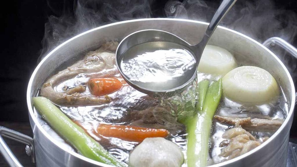 Por qué nunca deberías tirar el agua de cocción de las verduras hervidas, según especialistas