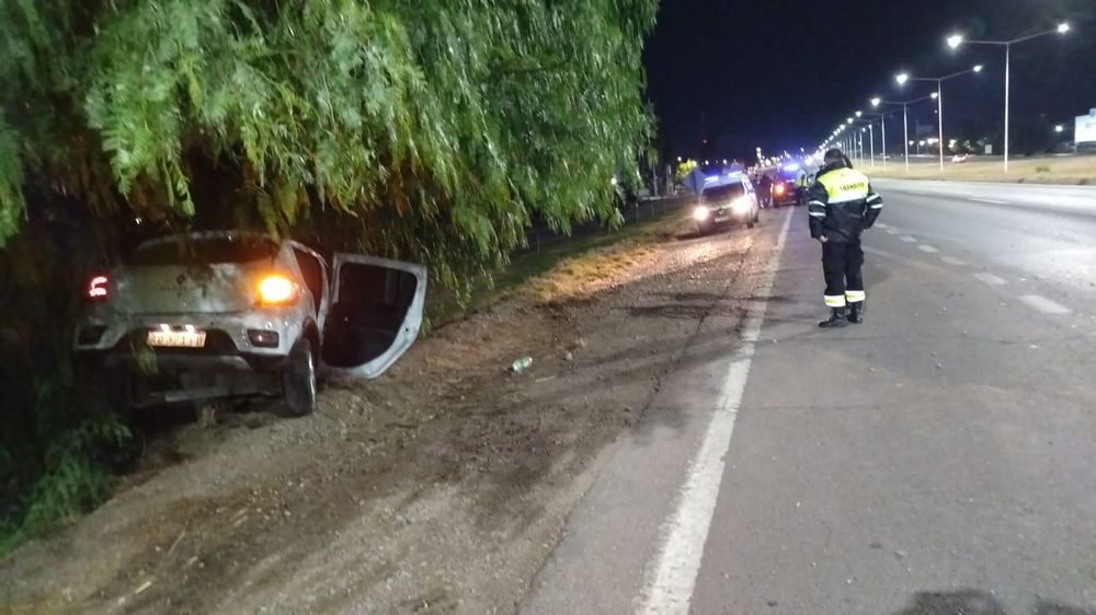 Al llegar a la Intersección de Ponce perdió el dominio del vehículo por causas que se desconocen e impactó contra un árbol.