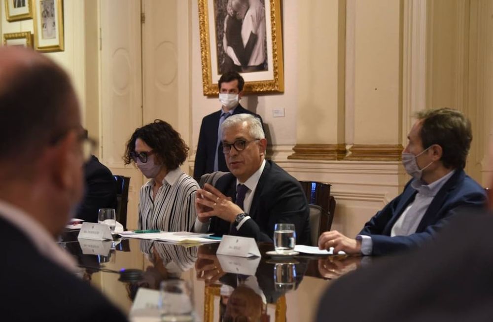 El ministro de Agricultura junto al secretario de Asuntos Estratégicos, Gustavo Béliz, y a la secretaria de Relaciones Internacionales de la Cancillería, Cecilia Todesca Bocco.