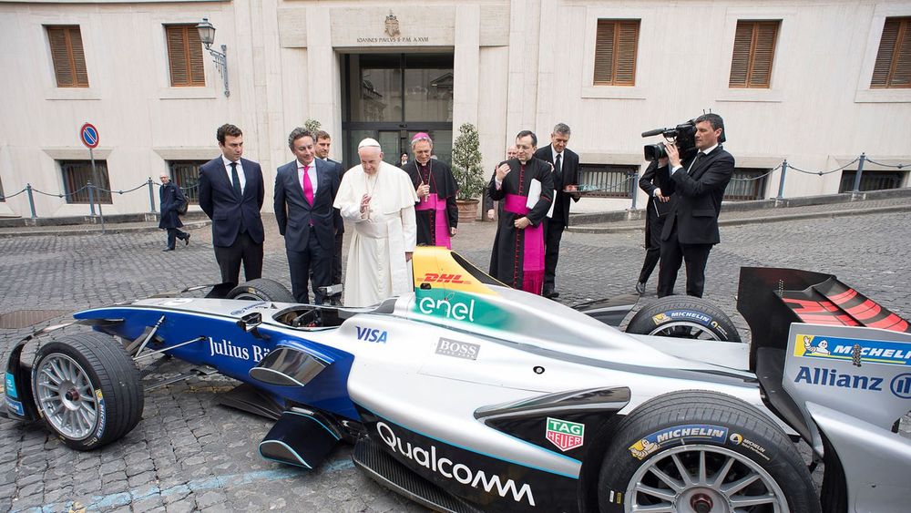 El Papa Francisco bendijo un monoplaza de la Fórmula E
