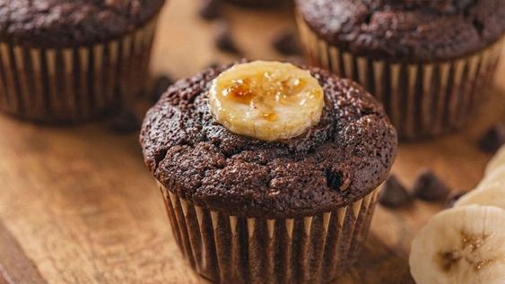 La receta es simple y permite disfrutar de 12 muffins de banana y chocolate.