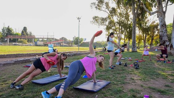 La tendencia actual lleva a las personas a realizar ejercicios físicos no tanto por una cuestión estética sino de salud, dicen los especialistas. La pandemia ha generado esa conciencia.