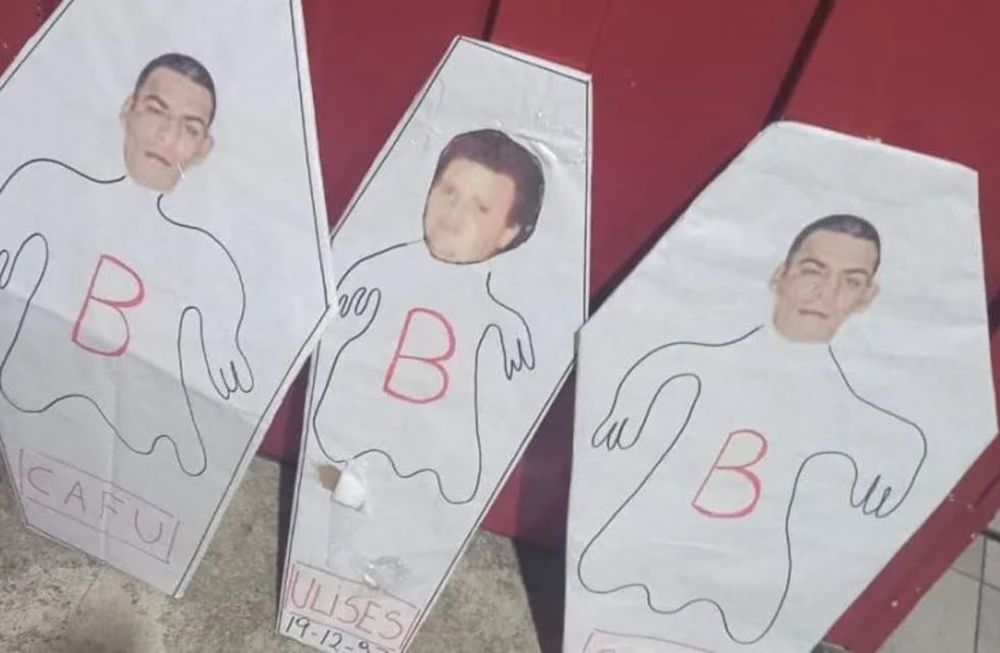 Después de la aparición de un muñeco, que fue tildado como brujería, en las inmediaciones del Nuevo Gasómetros hubo afiches repudiables en la sede de Huracán. / Gentileza.