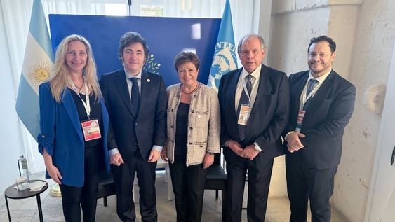 El presidente Javier Milei junto a Karina Milei y el Embajador argentino en los Estados Unidos, Gerardo Werthein, se reunieron con la Directora del Fondo Monetario Internacional, Kristalina Georgieva, en el marco del G7. Foto NA