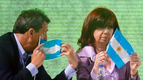 Banderines. El ministro de Economía, Sergio Massa, junto con la vicepresidenta Cristina Kirchner. (AP/Archivo)