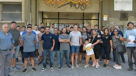 Puesteros introductores de cítricos realizan una protesta en la puerta del Senasa en Mendoza. Foto: Orlando Pelichotti