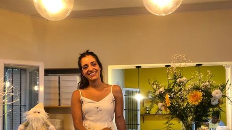 Los Andes | Florencia Magistretti empezó su emprendimiento de pastelería durante la pandemia, en la casa familiar. Hoy tiene su propio local y un café, con su mamá y su hermano. Foto: Gentileza