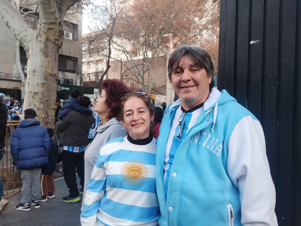 Mariela y Héctor dos turistas cordobeses que se sumaron a los festejos en el Km 0