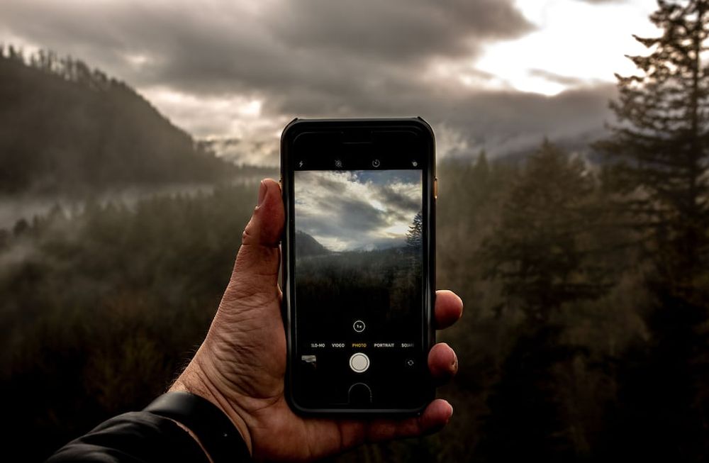El primer consejo es buscar una buena imagen que transmita emociones. Otro, no menos importante, evitar a menos que sea necesario o vaya a una plataforma acorde, las fotos en formato vertical.