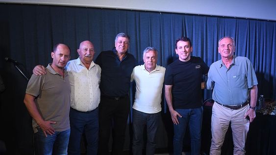 Alfredo Cornejo junto a los Intendentes Gustavo Soto (Tupungato), Miguel Ronco (Rivadavia), Daniel Orozco (Las Heras), Tadeo García Zalazar (Godoy Cruz) y Raúl Rufeil (San Martín)Foto: José Gutierrez / Los Andes