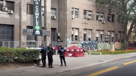 Murió un joven de 22 años tras caer desde el tercer piso de un edificio de la UBA en Recoleta.