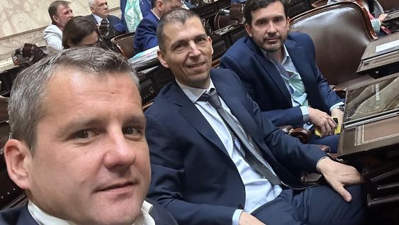 Los diputados Mariano Campero, Luis Albino Picat y Martín Alfredo Arjol, expulsados de la UCR por apoyar los vetos de Milei. Foto: X @mariano_campero