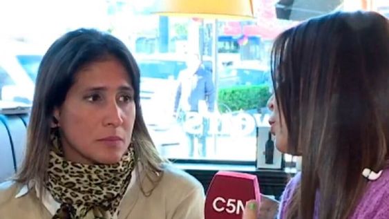 Se quedó dormida con su hijo en brazos y su amiga aprovechó para violarla