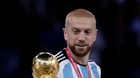 Papu Gómez con la Copa del Mundo.