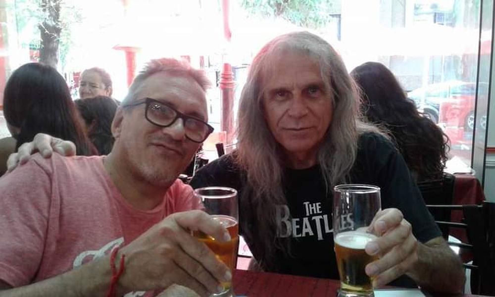Mariano Cantero (Enanitos Verdes) con el escritor y periodista Roly Giménez, autor de una historia del rock mendocino titulada Aún sigue cantando.