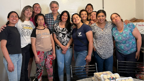 Ayudan a madres vulnerables y les donaron una casa para fabricar y vender sus propias pastas