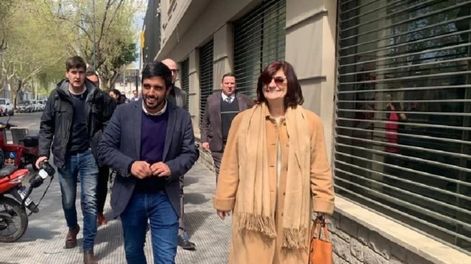 Los Andes | La Ministro de Trabajo de la Nación, Kelly Olmos, llega a las dependencias de la Agencia Territorial Mendoza, en calle Belgrano, acompañada por su titular, Gonzalo Navarro.