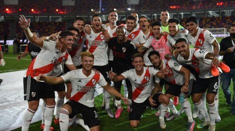 Los jugadores de River Plate festejan la obtención de la Supercopa 2021. / Genitleza.
