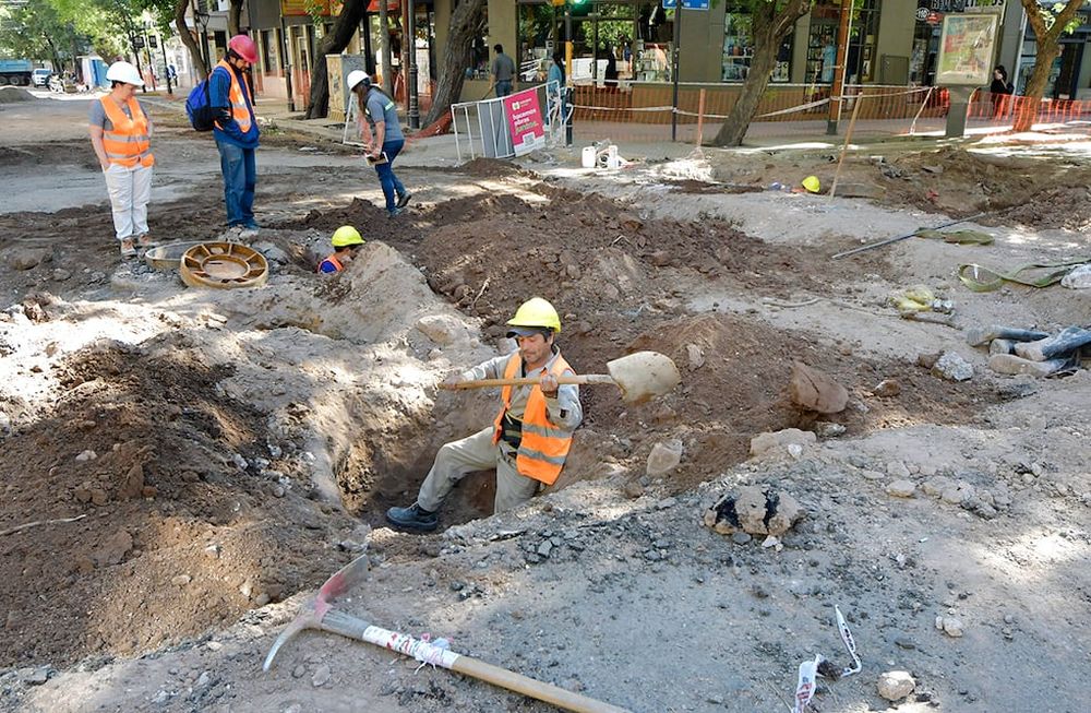 En San Juan y Garibaldi está cortado el tránsito debido a que empezaron los trabajos de recambio de redes y conexiones de agua y cloacas.Foto: Orlando Pelichotti