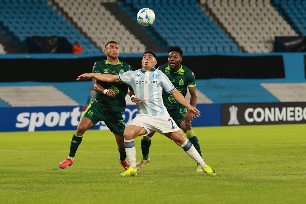 Salas comenzó con buen nivel y fue decayendo a la par de su equipo. 